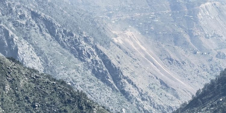 कर्णाली करिडोरको  सिस्नेगडामा  ढुङ्गा लागेर एक जनाको मृत्यु