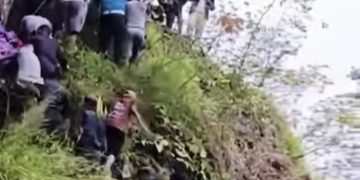 फोर्स गाडी दुर्घटना स्थलमा भिरमा फेला परेका ब्यक्तिको पहिचाहन खुल्यो , कर्णालीमा खसेको गाडीको अवस्था अझै अज्ञात
