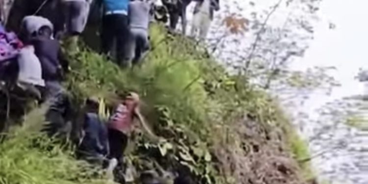 फोर्स गाडी दुर्घटना स्थलमा भिरमा फेला परेका ब्यक्तिको पहिचाहन खुल्यो , कर्णालीमा खसेको गाडीको अवस्था अझै अज्ञात