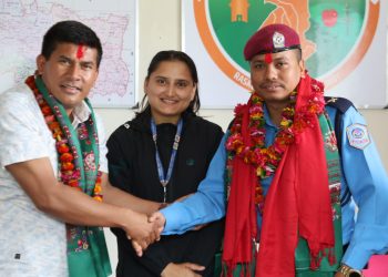 रास्कोटमा नगर प्रमुखज्यूद्वारा प्रहरी निरीक्षक सत्यनारायण चौधरीलाई स्वागत ।