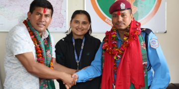 रास्कोटमा नगर प्रमुखज्यूद्वारा प्रहरी निरीक्षक सत्यनारायण चौधरीलाई स्वागत ।