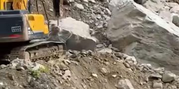 शनिबार अपराह्नदेखि अवरुद्ध कर्णाली राजमार्ग सोमबारसम्म मात्र खुल्ने, सडक डिभिजन प्रमुख महताराको भनाइ